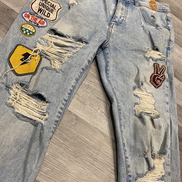 Distresed jeans with patches - Picture 2 of 3
